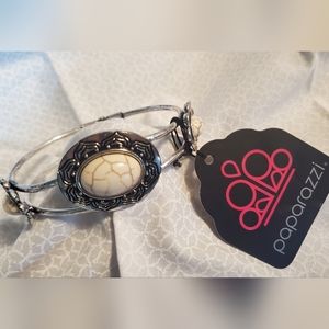 PAPARAZZI BRACELET WITH 3 IVORY COLORED STONES